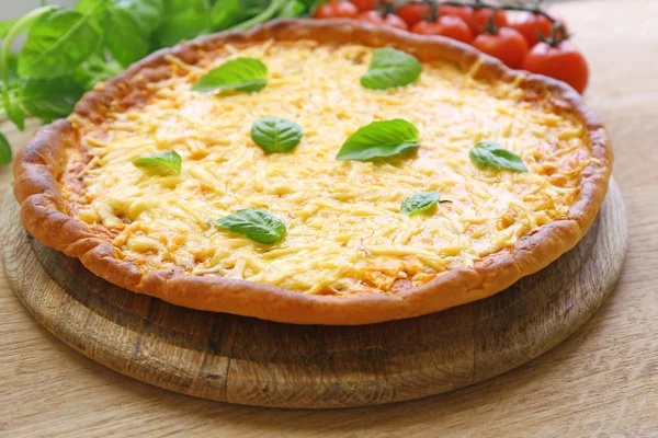 Ost pizza med körsbärstomater — Stockfoto