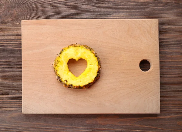 Ananas dilim ile kalp şeklinde kesilmiş — Stok fotoğraf