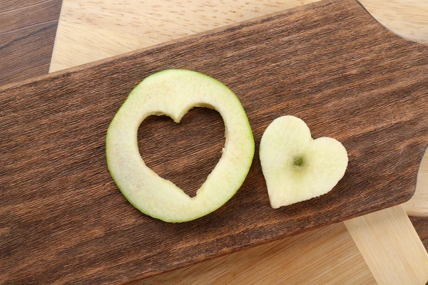 Rodaja de manzana con corte en forma de corazón —  Fotos de Stock