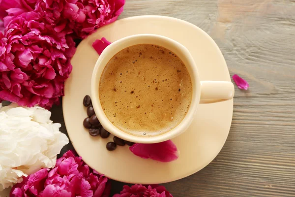 Cup of coffee and peony flowers — Stock Photo, Image