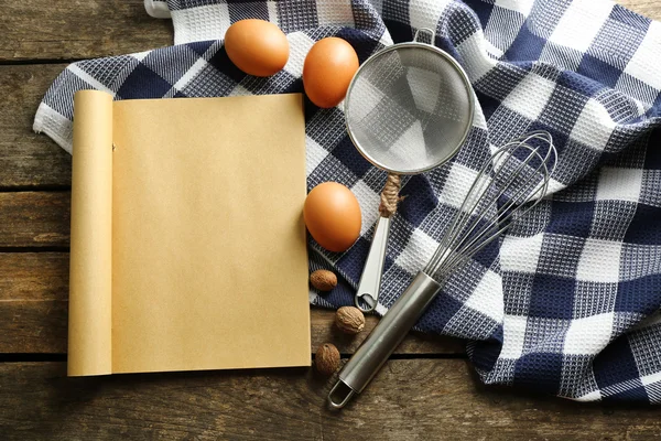 开放的食谱书，鸡蛋和餐巾 — 图库照片