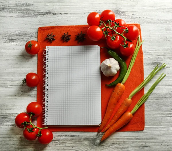 Livre de recettes ouvert, légumes et épices — Photo