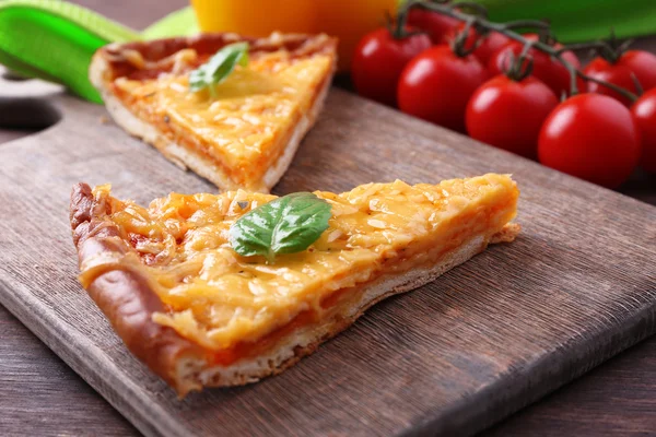 Cheese pizza with basil and vegetables — Stock Photo, Image