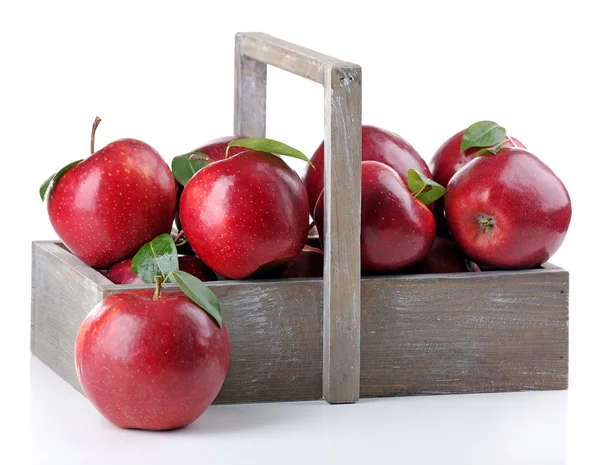 Красные яблоки в деревянном ящике — стоковое фото