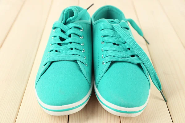 Zapatos de goma azules femeninos — Foto de Stock