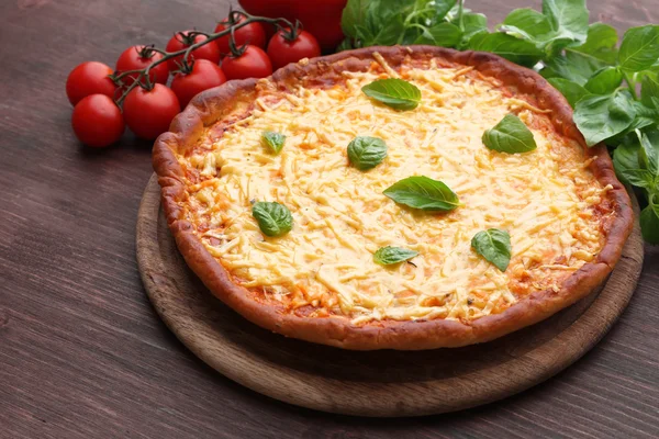 Pizza de queso con verduras — Foto de Stock