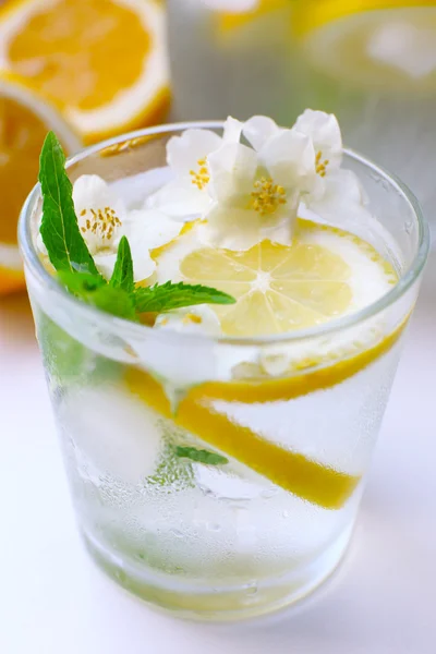 Vaso de bebida fría refrescante de verano —  Fotos de Stock