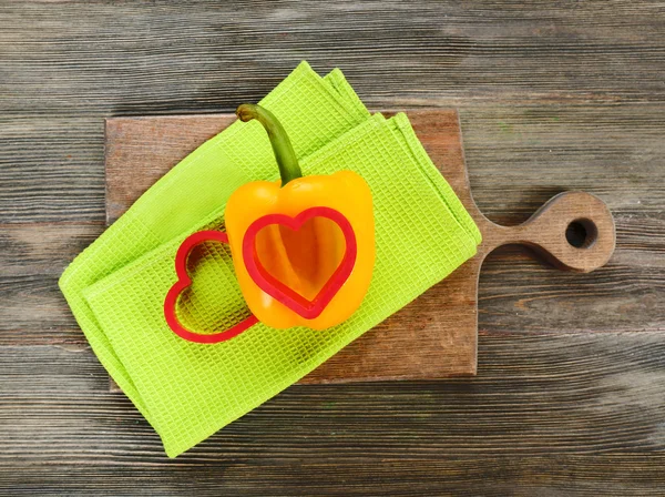 Salad pepper with cut in shape of heart o — Stock Photo, Image