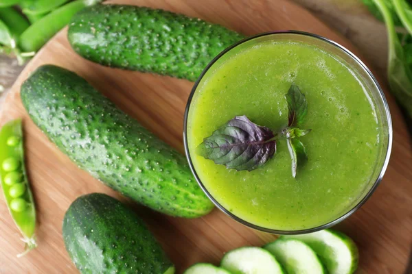 Juice with spinach and cucumbers — Stock Photo, Image