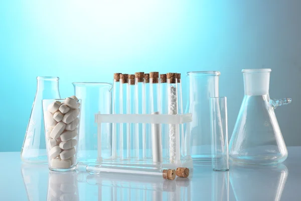Éprouvettes de laboratoire et verre de pilules — Photo