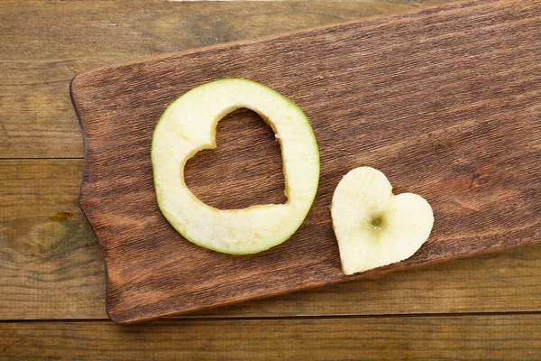 Rodaja de manzana con corte en forma de corazón —  Fotos de Stock