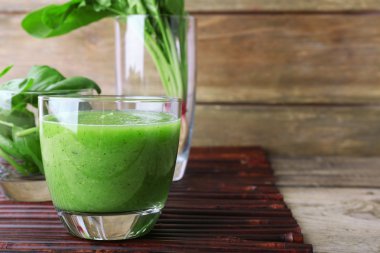 Ispanak ve fesleğen ile sağlıklı meyve suları