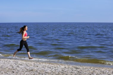 genç kadın sahilde koşu