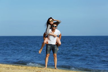 Sahilde güzel genç Çift