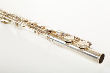 Flüt üzerinde beyaz izole