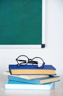 Yığın kitap ve gözlük