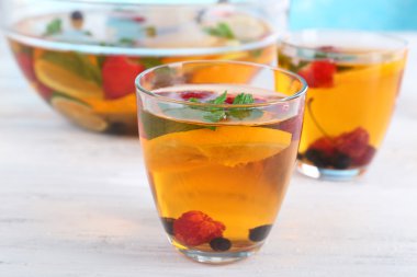 Züccaciye Mağazaları meyveli punch ahşap masa, closeup üzerinde