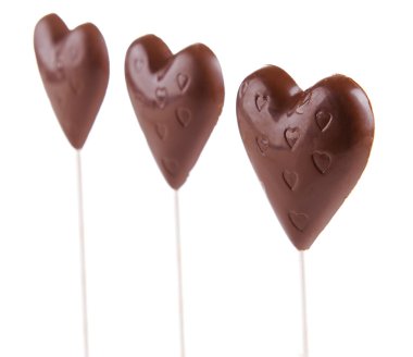 Beyaz izole kalp şeklinde çikolata şekerleme