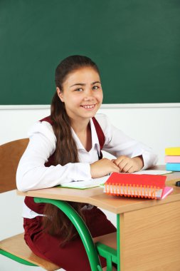 Blackboard yakınındaki sınıfta güzel liseli kızlar