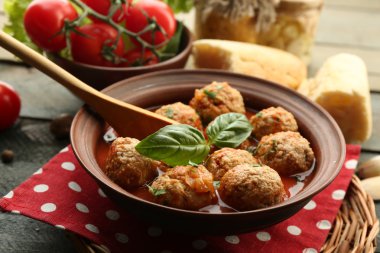 Tahta kaşık ahşap arka plan üzerinde domates soslu köfte