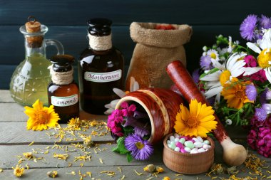 otlar, meyveler, çiçekler ve hapları