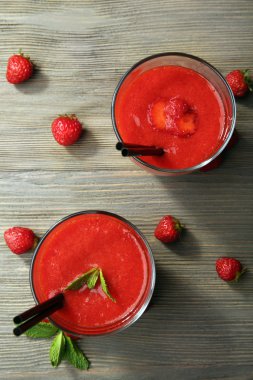 Ahşap masa üzerinde çilek Çilek yüzlü bardak yakın çekim