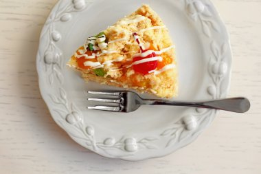 Barış lezzetli tereyağı pasta plaka renk ahşap arka plan üzerinde