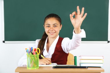 Blackboard yakınındaki sınıfta güzel liseli kızlar
