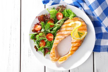 Lezzetli ızgara somon salata tablo ile yakın çekim