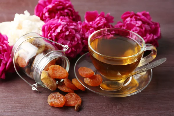 Чашка травяного чая и цветков пиона — стоковое фото