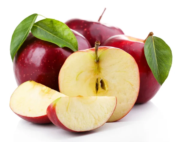 Manzanas rojas con hojas y rodajas aisladas en blanco — Foto de Stock