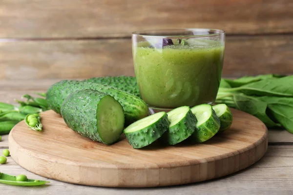 Glass of green healthy juice with spinach and cucumbers on table close up — Stock Photo, Image