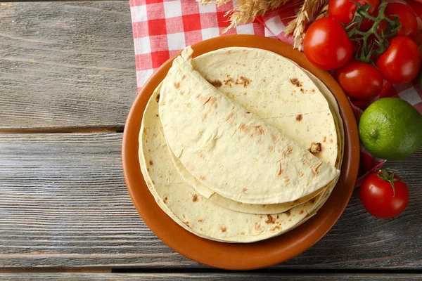 Whole wheat flour tortilla and vegetables — Stock Photo, Image