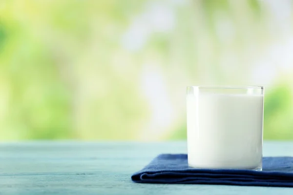 Glas melk op houten tafel — Stockfoto