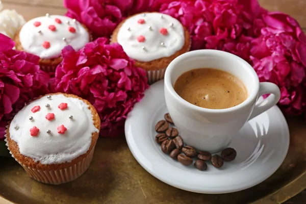Cup of coffee, muffins and peony flowers — Stock Photo, Image