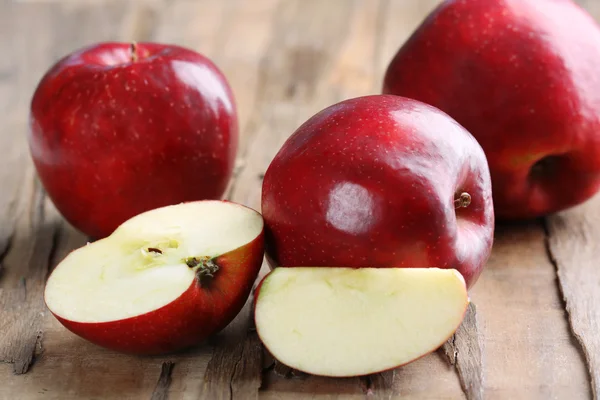 Manzanas rojas maduras en la mesa — Foto de Stock