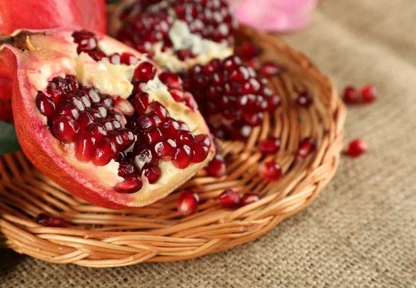 Pomegranate seeds on wicker tray — Stock Photo, Image