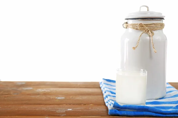 Lata retro para leche y vaso de leche —  Fotos de Stock