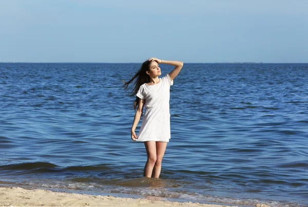 Pretty woman on beach — Stock Photo, Image