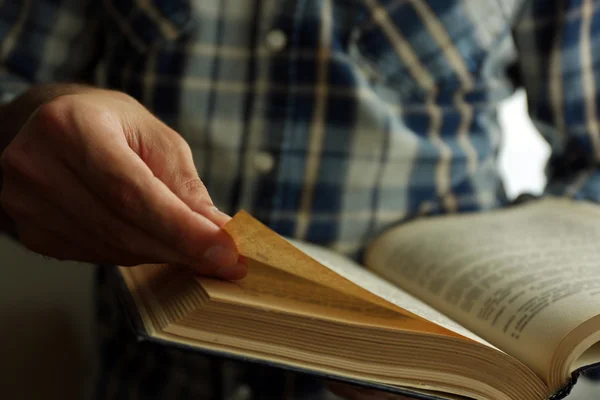 Young man reading book — Stock Photo, Image