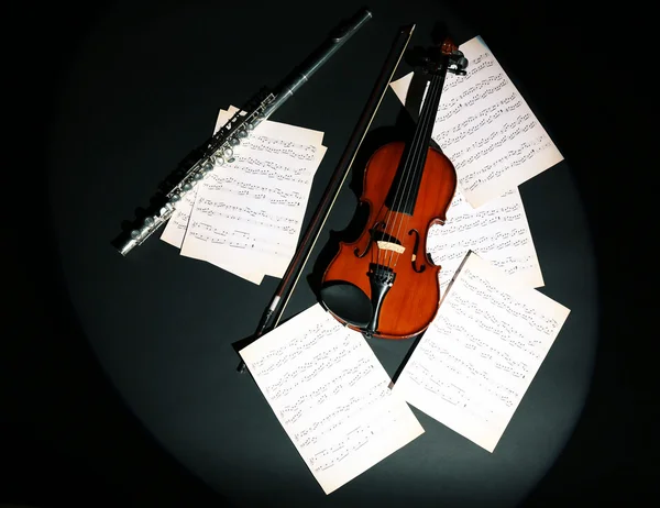 Violino e flauta com notas musicais — Fotografia de Stock