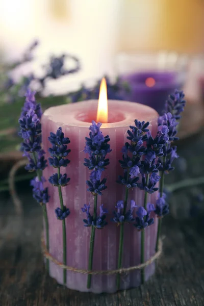 Kaarsen met lavendel — Stockfoto