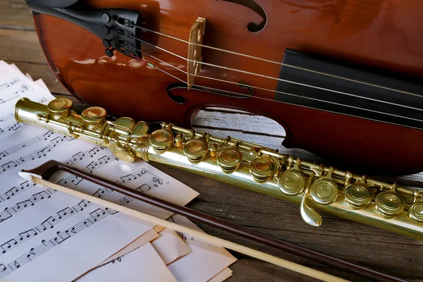 Flauta y violín con notas musicales —  Fotos de Stock