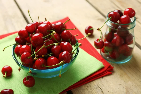 Cerezas dulces en tazón — Foto de Stock