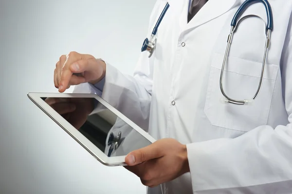 Male doctor with tablet — Stock Photo, Image