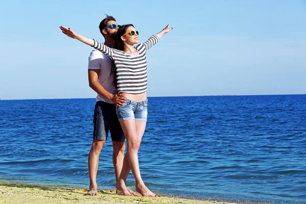 Beau jeune couple sur la plage — Photo