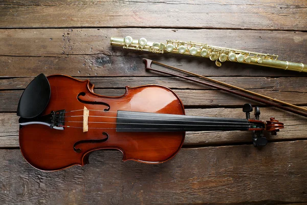 Flauta com violino na mesa — Fotografia de Stock
