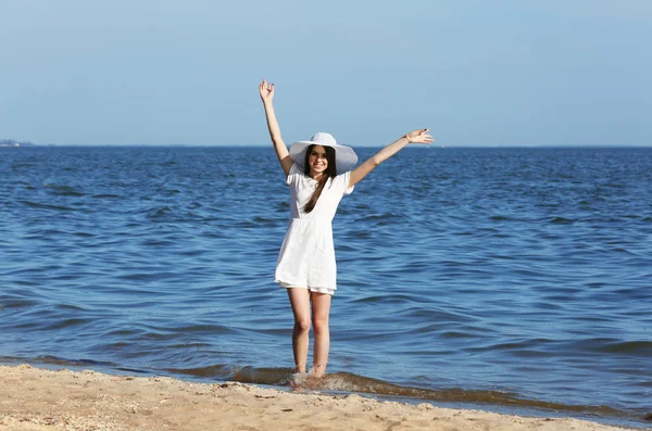 Pretty woman walking on beach — Stock Photo, Image