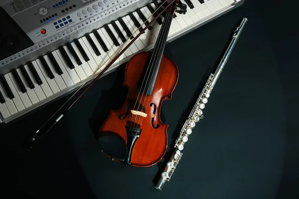 Instrumentos musicales sobre fondo oscuro —  Fotos de Stock
