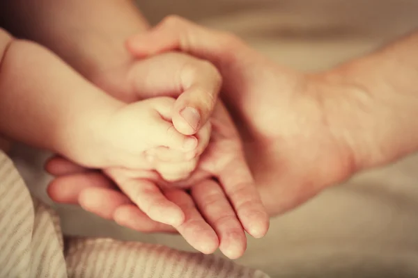 Hände für Erwachsene und Babys — Stockfoto